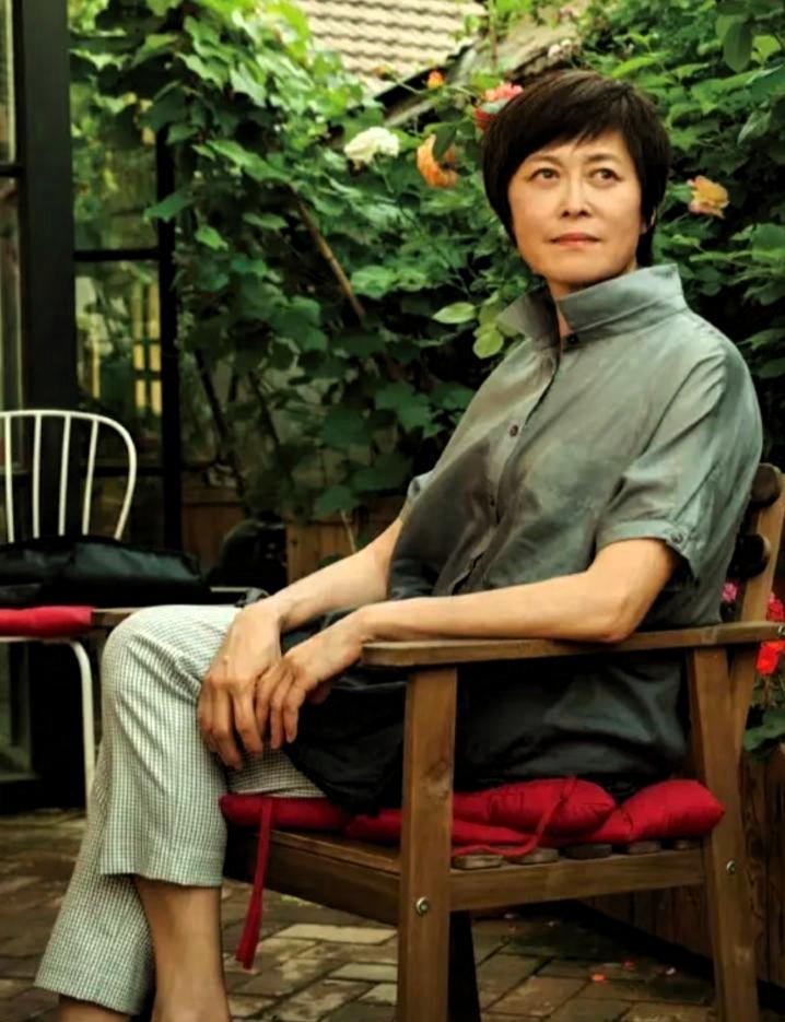 谁还记得这位陪伴几代观众成长的央视老牌资深主持人？她今年69岁，告别台前高