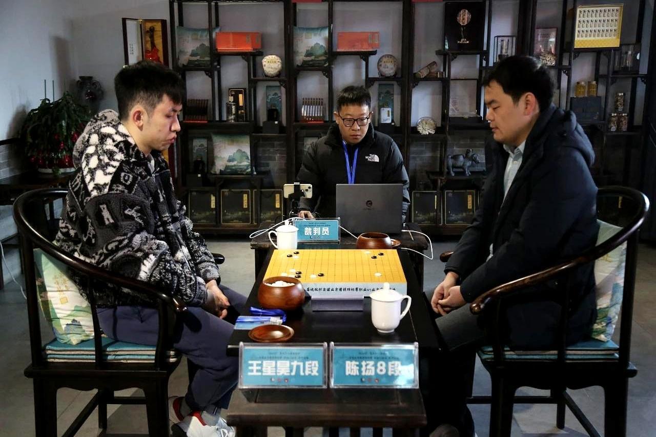 职业冠军到底有多强？让业余天王一子，照样赢！都说职业和业余有壁，这回算是