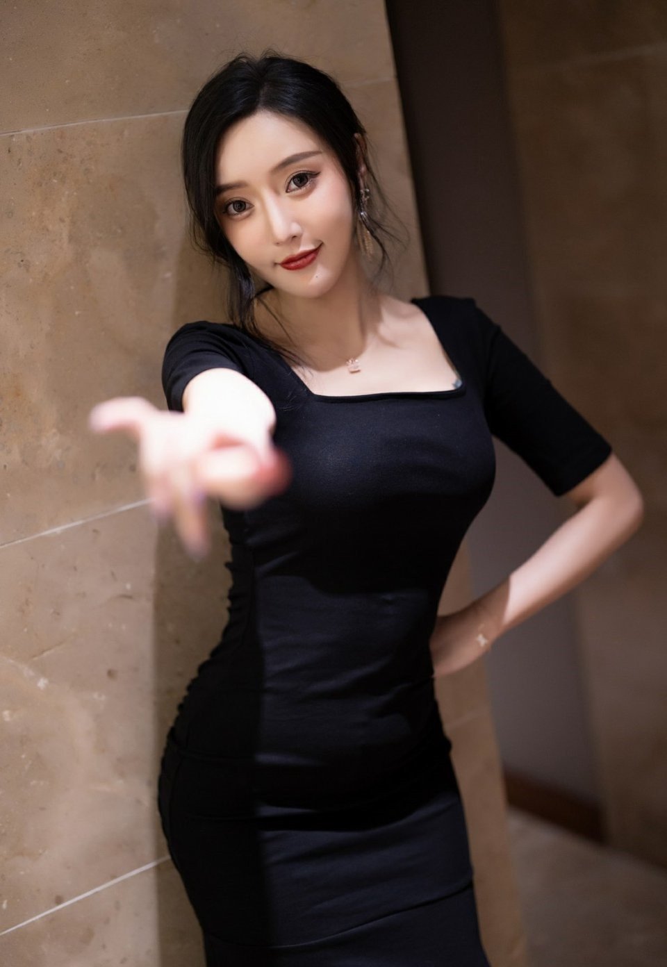 美女穿搭，黑色方领修身连衣裙搭配一双黑色尖头细跟的漆皮高跟鞋优雅时尚