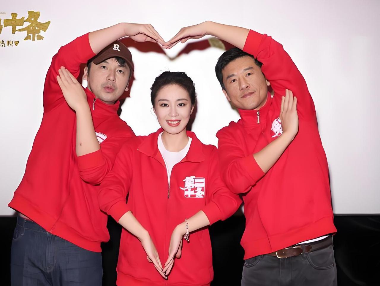 三位合影中，就认出了左一是雷佳音，其他两位看着也眼熟，就是不知道叫啥名字，你知道