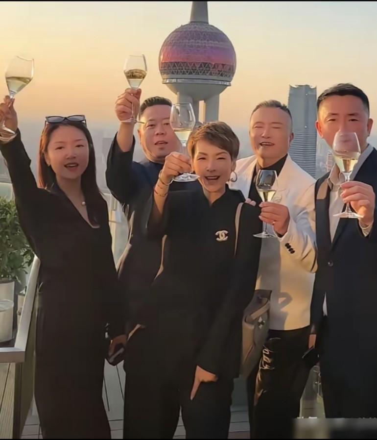 26年老将一个不少，陪着张兰打江山的人全到了，安总当众放话：兰姐永远是董事长，我