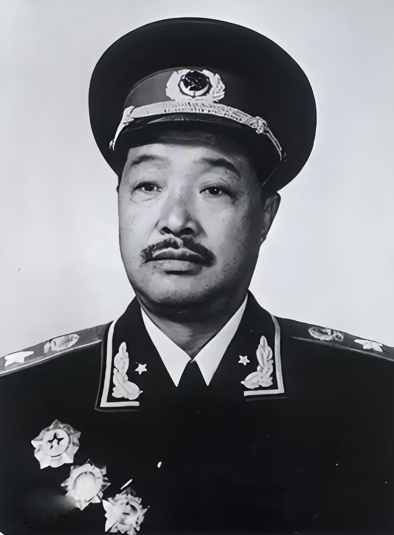1938年许光达从苏联回到延安，见到了老首长贺龙。真是非常激动，许光达按照在湘鄂