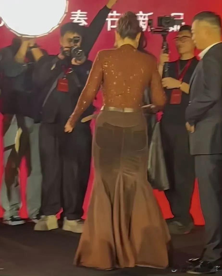 巩俐这裙子是设计的，还是坏了啊？