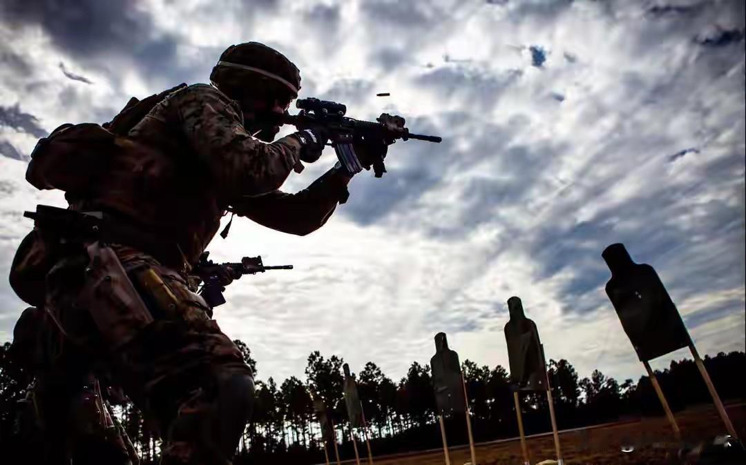 9处警报拉响！美军仅派800人，解放军直接绕后，第一岛链彻底失效春节将至，