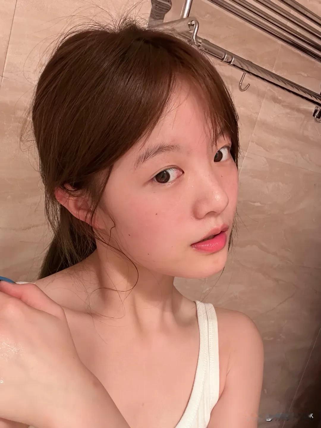 镜前的雾气里藏着少女的小秘密，随手一拍就是氛围感大片，自信才是最美的