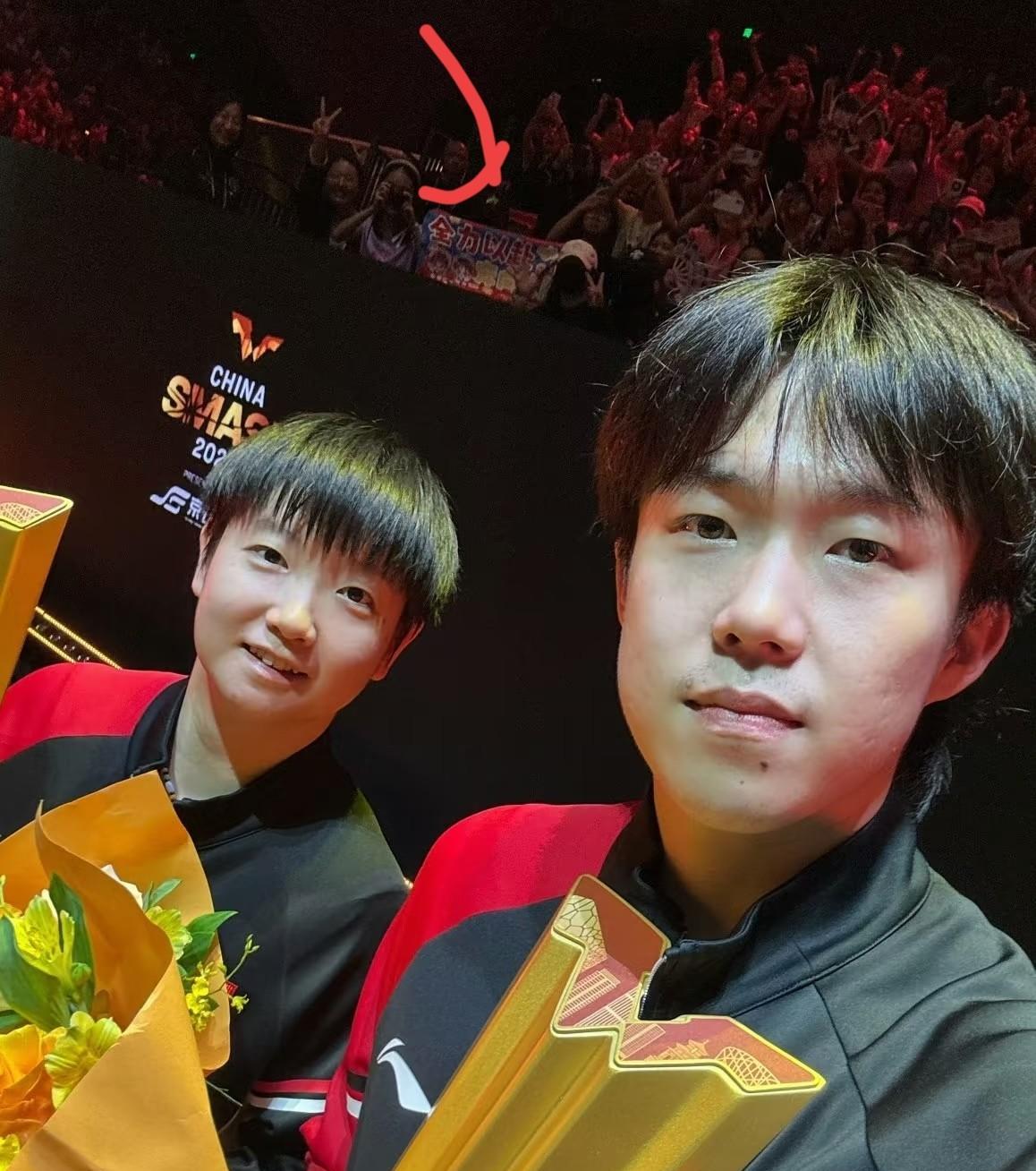这张自拍拍得也太好了吧，仔细看，亮点很多，后面这一伙人，一看就全是他俩的