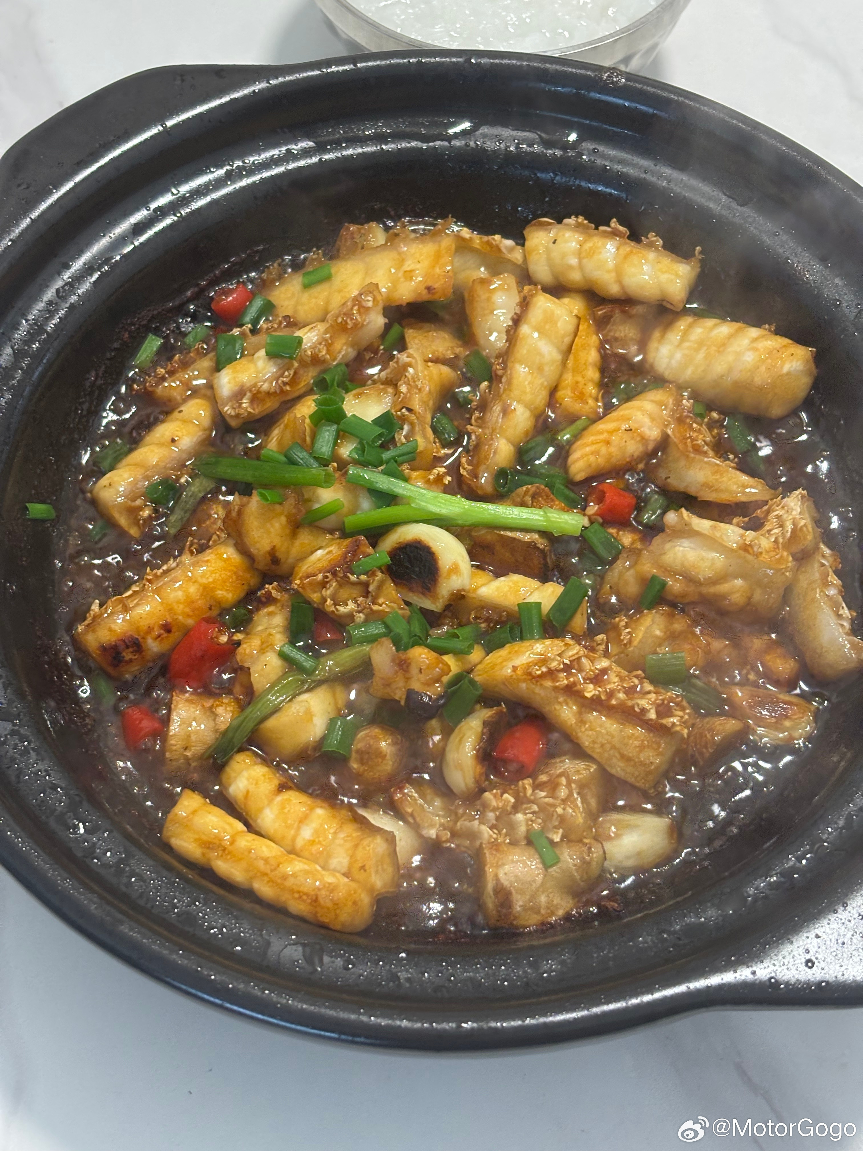 我发现现在除了拼刀刀之外，淘宝也逐渐离谱事情是这样的，我在淘宝上面买了个砂煲（图