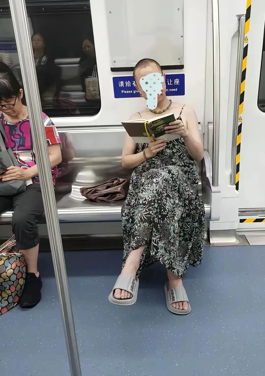 男子穿裙子看起来刺眼，哪有男子穿裙子的？净让人笑话。这是在交通工具上，一男子挂