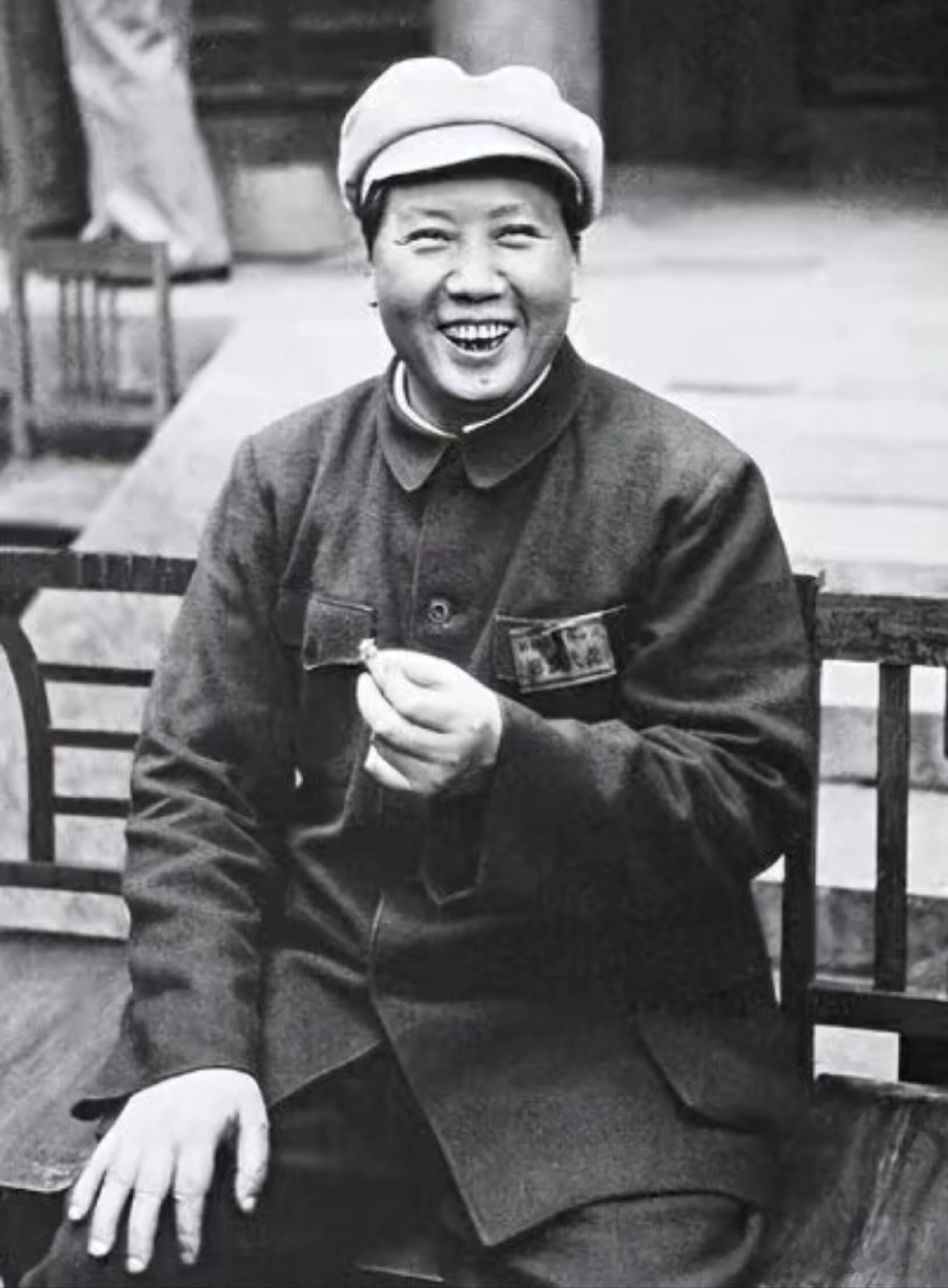 原来这就是毛主席的笑容！你以为：当你见到他，哭着爬在他膝盖上对他说：“对不起，让
