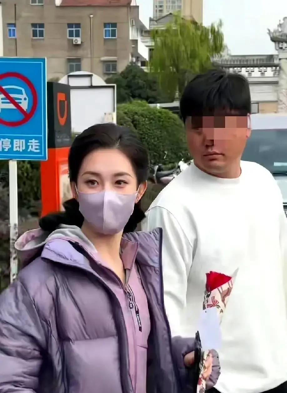 她在横店一天挣十万，不是因为会哭会笑。是因为弹幕在刷“截她表情包”。98年的