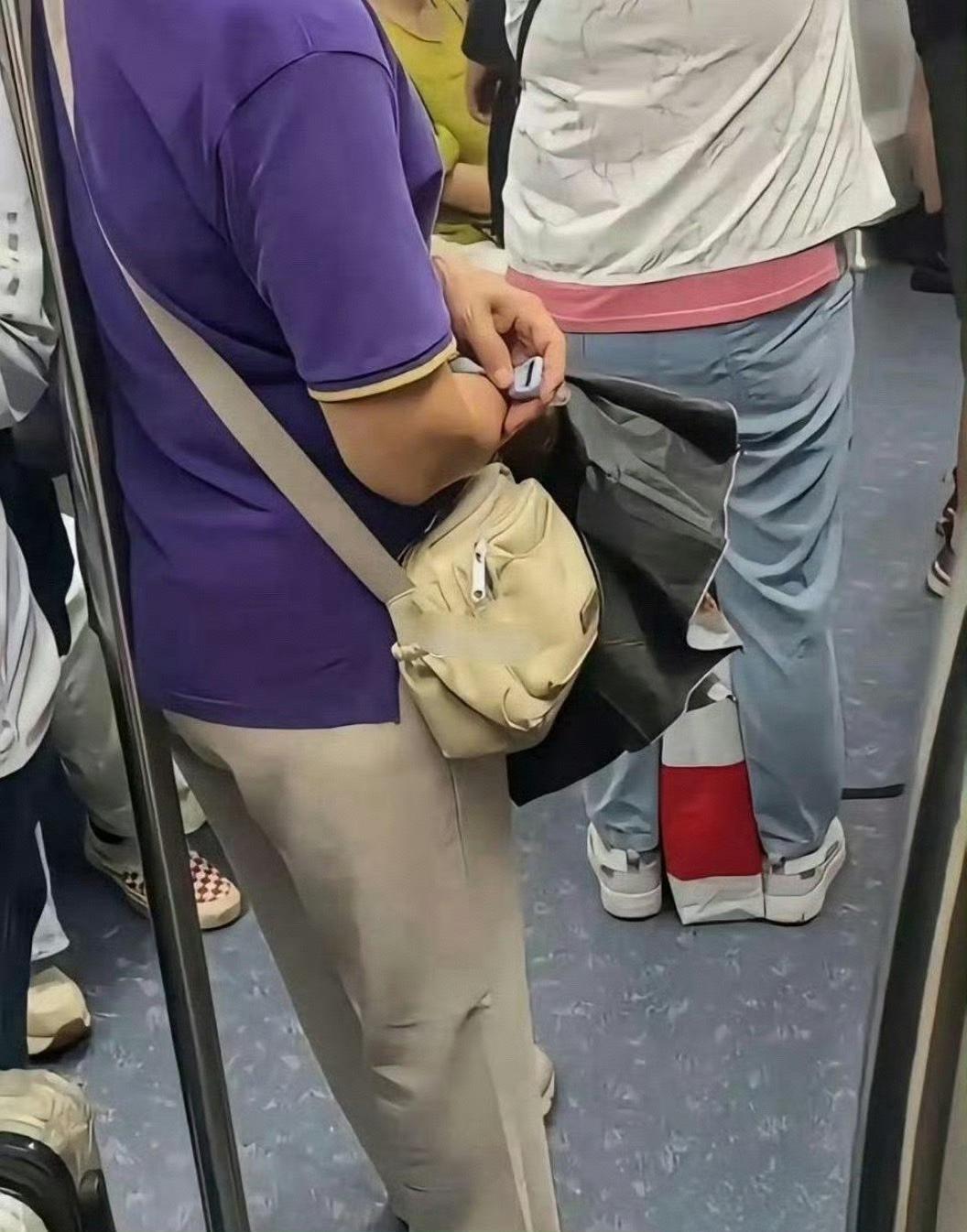 在地铁上遇到的，阿姨拿个小东西一直在按，这是什么东西啊