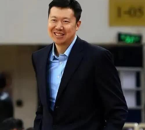 中国女篮主帅位置炸锅了！杜峰和王治郅的呼声最高，网上吵翻天。真别说，王致