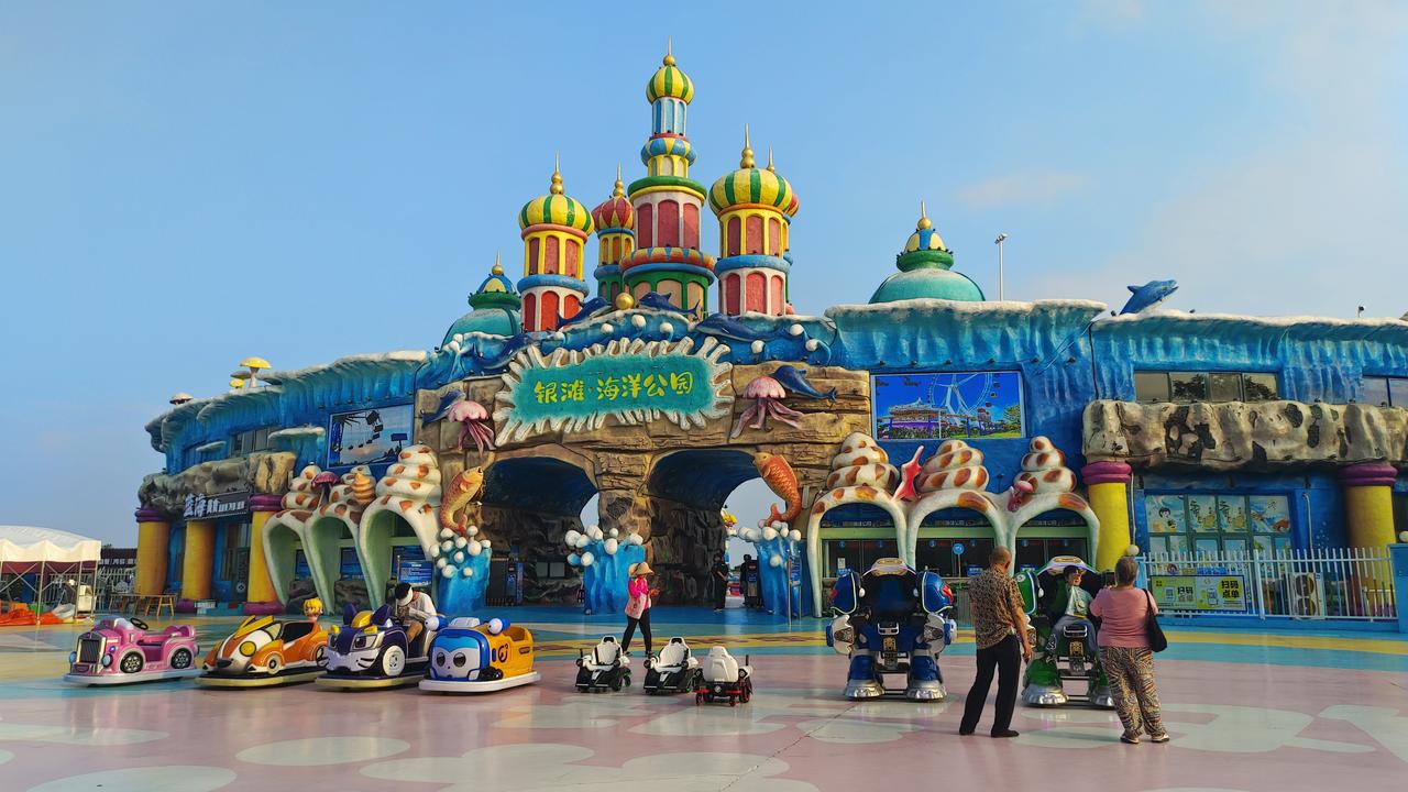 乳山银滩这两处景区，季节性闭园了。银滩海洋公园，十月中旬左右闭园了，春节开园