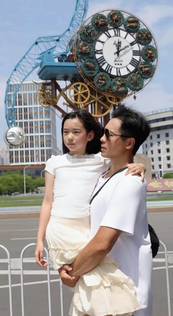 10岁的小酒窝在社交平台发布了与爸爸高云翔在‌天津解放桥‌的合照，并拼接了幼年