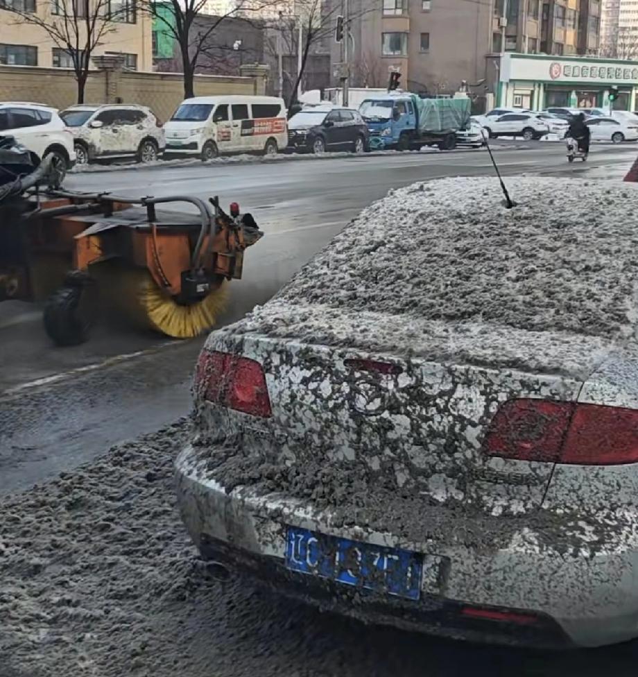 这些车下雪天停在这，就应该做好被“喷”的准备。这些违停在路边的车，不但占用公