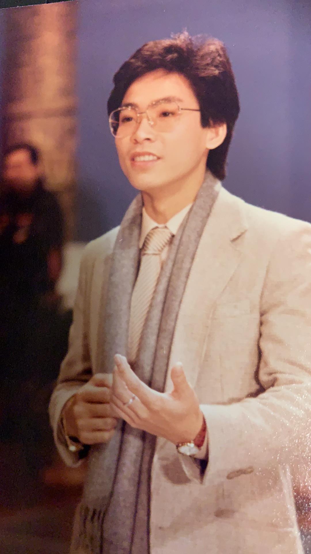 当年，张明敏在唱完《我的中国心》后，被香港乐坛封杀，无奈之下只好去电子厂打工，不