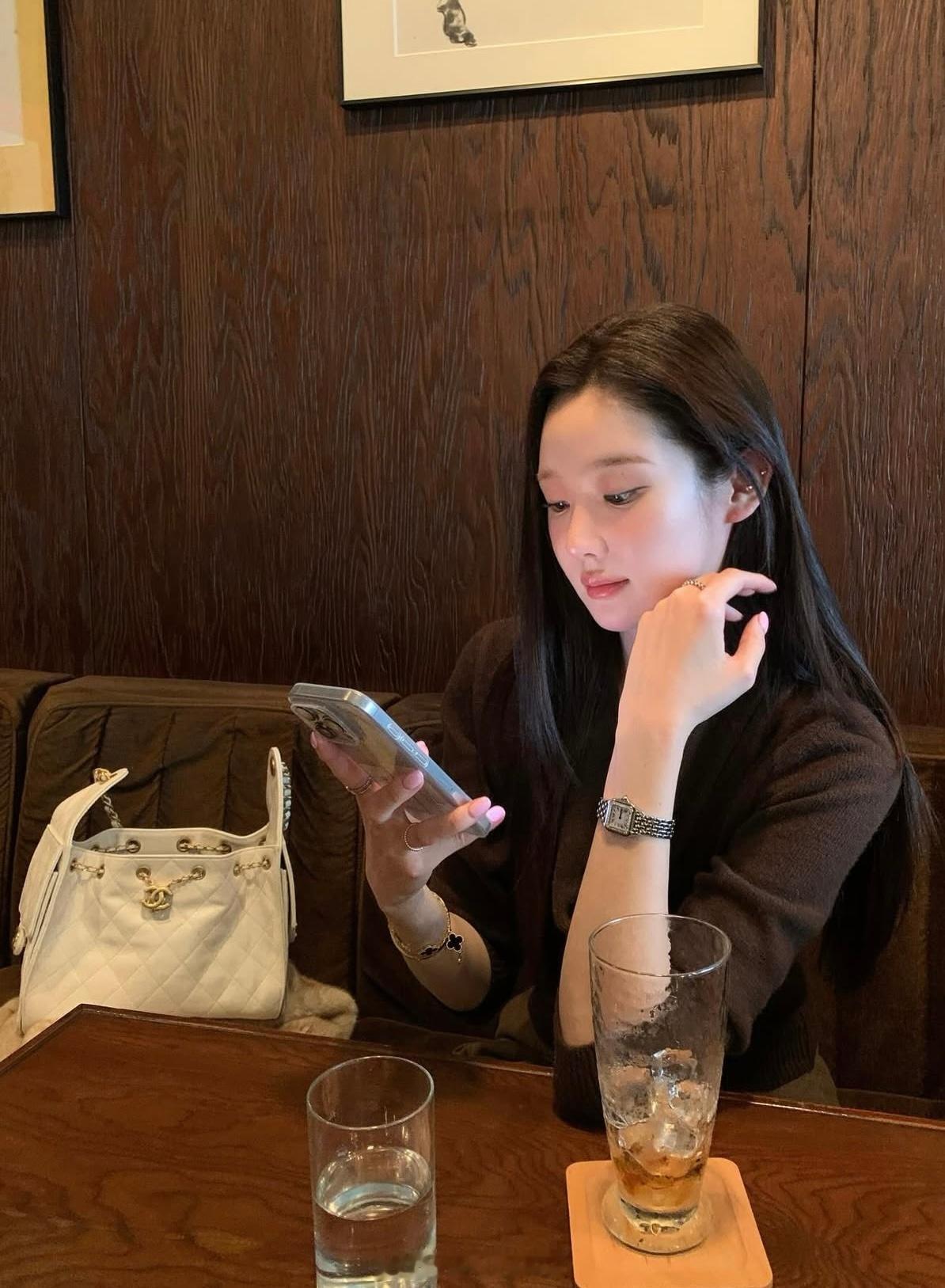 穿搭分享连续更新第2688天韩国时尚女生日常搭配嘻嘻今天还能休假韩系穿搭超能新