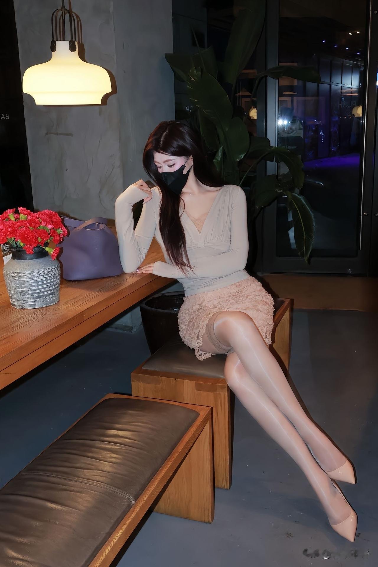 红妆美人坐，屏前话离愁。