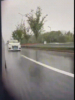 路上真有开车像疯子一样的人啊。4月14日，一位女司机发布视频，称自己开车时遇到