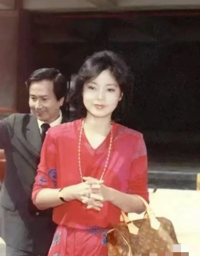 在那个用粮票的年代，她就已经用上了LV。穿着也好时尚，真的是大明星啊