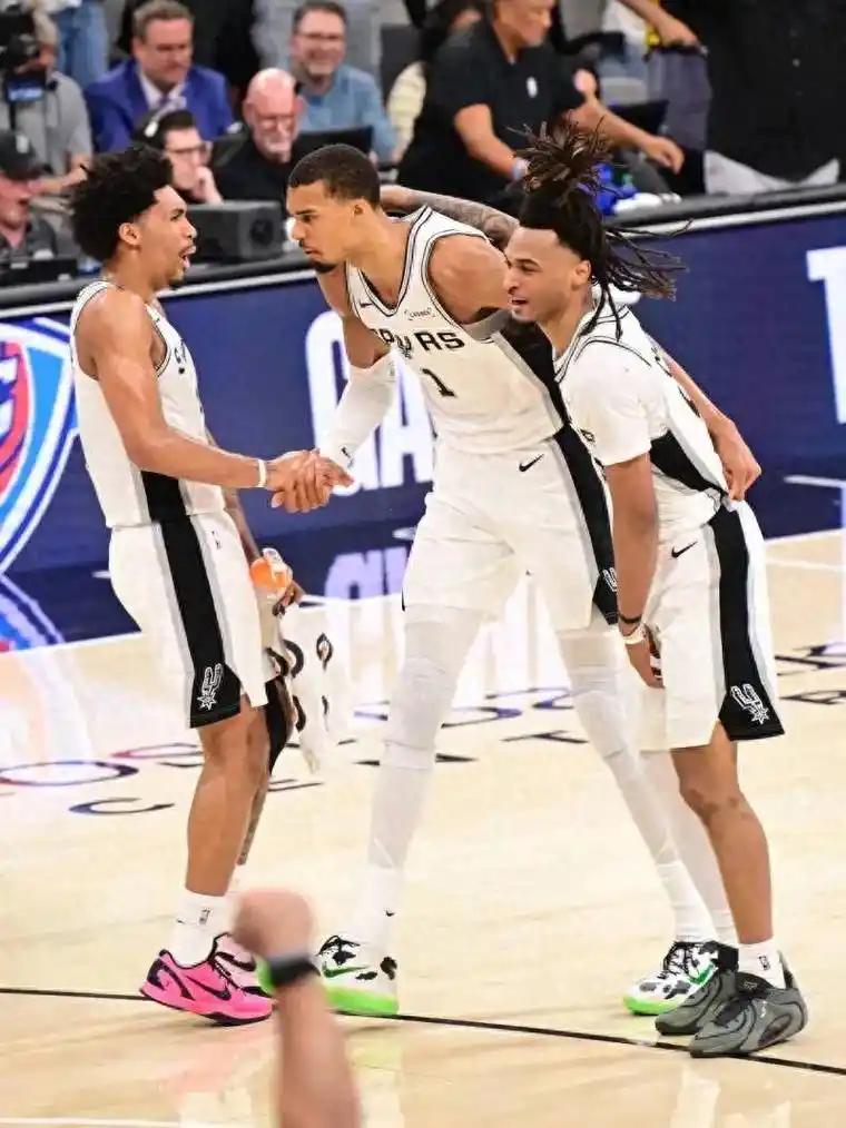 谈到哈珀和卡斯尔的未来，NBA名宿巴克利直言不讳的说了4句话：1、“哈珀和卡