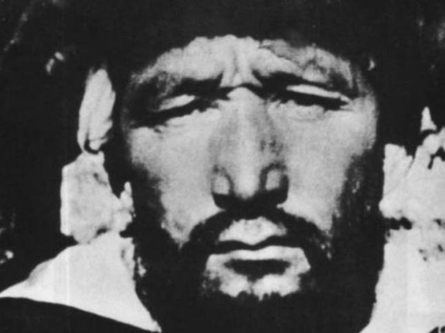 1951年春天，新疆迪化监狱里一个戴着镣铐的中年人被临时叫出牢房，他满脸疲惫，以