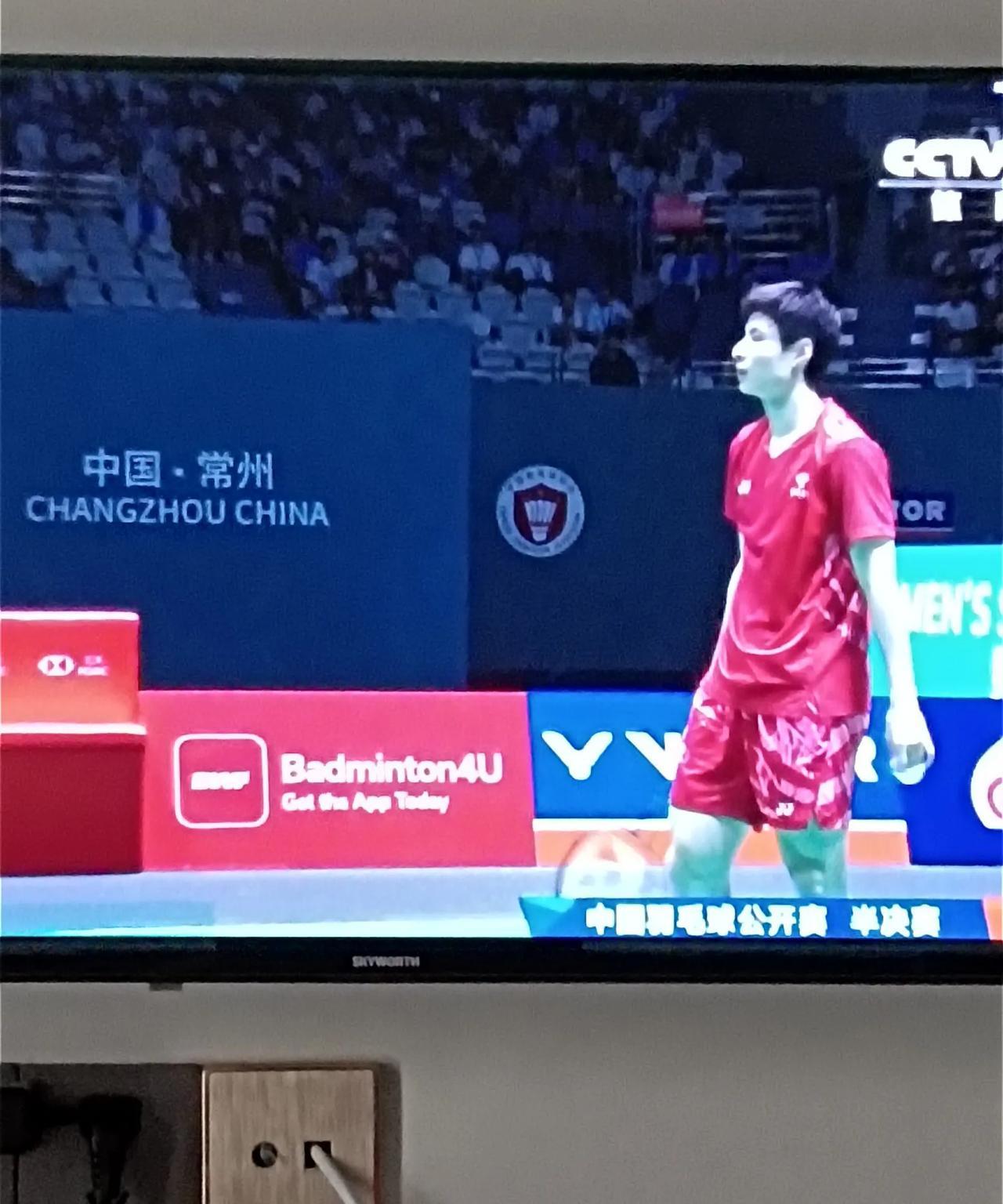 石宇奇2:0战胜周天成，晋级男单决赛。第一局，周天成出手快，抢攻快，很快6:2