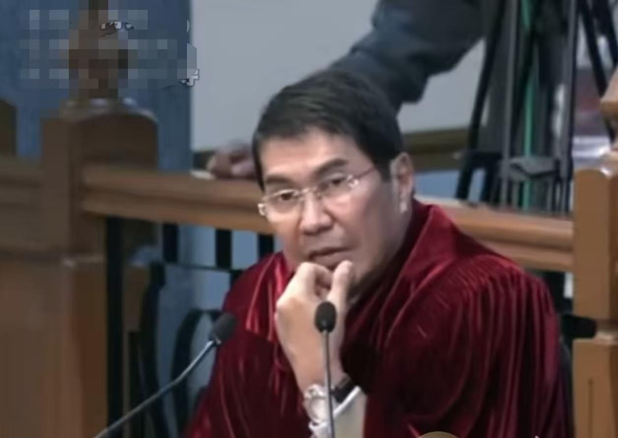 图尔福也出手了！13日，在莎拉弹劾庭审现场，弹劾法官埃尔文·图尔福对检方出庭作