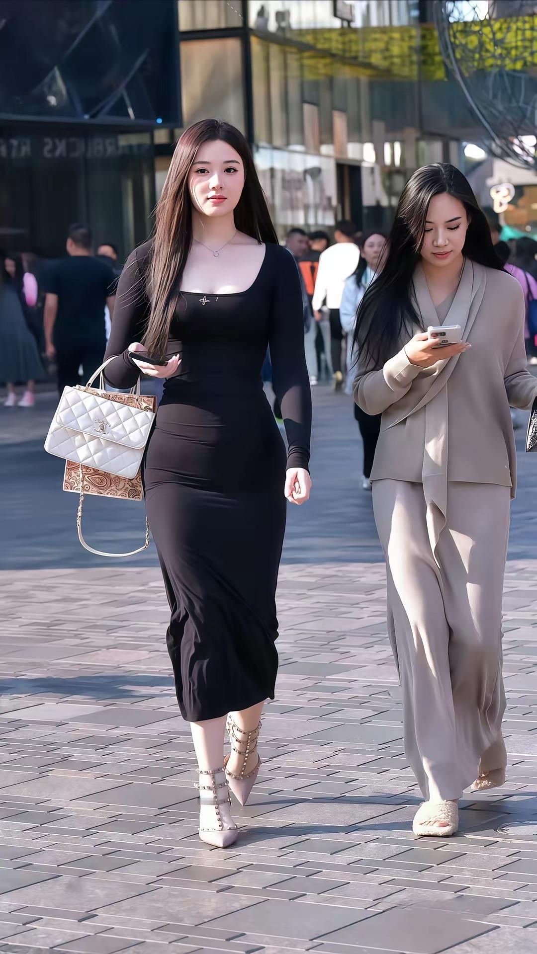 不管是头婚还是二婚应该是以感情为基础的，没有感情只有金钱，婚姻不会长久的。虽