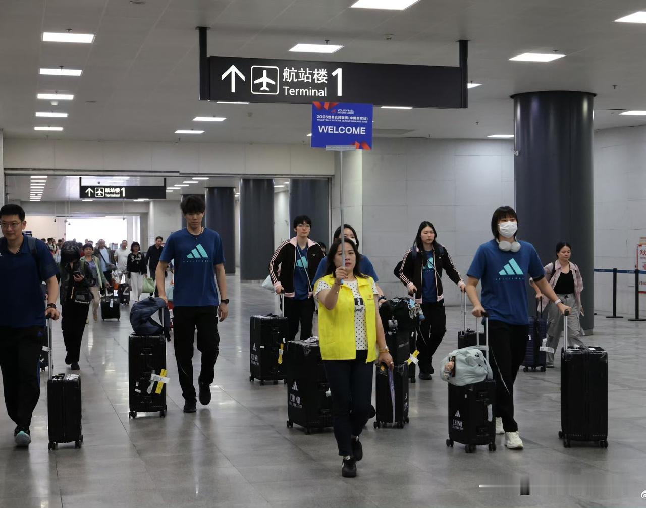 中国女排今天已从福建漳州飞抵江苏南京，看看都谁来了。机场照有队长龚翔宇，二传刁