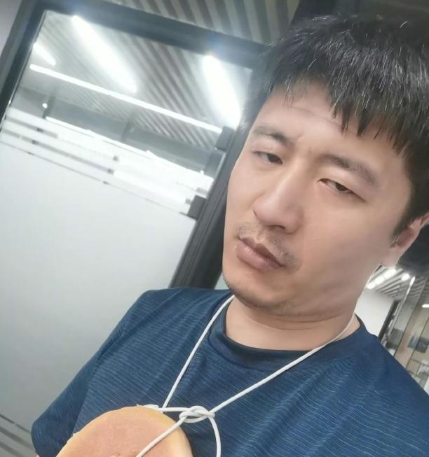 张雪峰走了，四十一岁。不是跑步跑的，是活活累死的。三年前就心悸住院，天天靠褪黑素