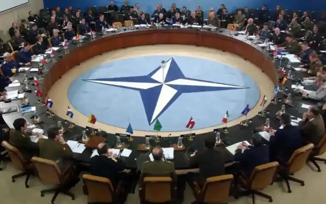 连锁危机！美国退北约=欧洲崩盘？英国先动手清场。特朗普再度放言退出北约，