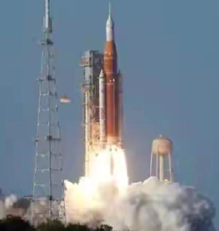 美国载人绕月飞行目前出现两个问题。刂其一，通讯异常，宇航员疑未收到地面指令没有