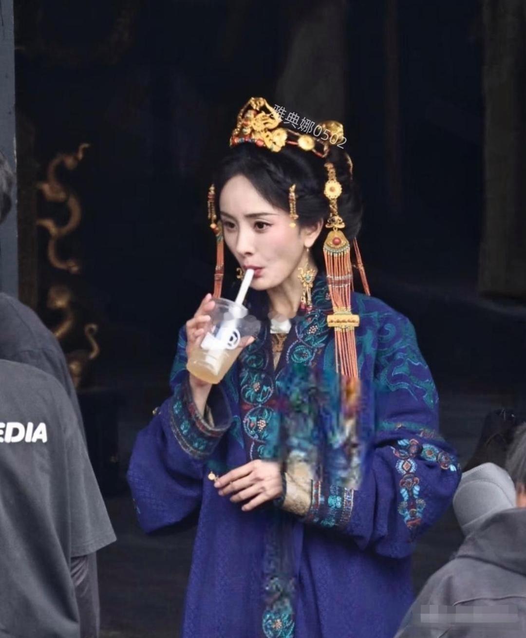 杨幂新剧瘦得都嗦腮了，虽然瘦了显得凌厉霸气，但年龄感也上来了
