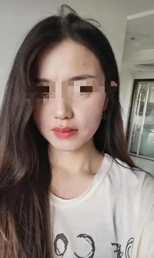 二十九岁的林晓被两个小伙追求：一个隔三差五发520、1314的红包，一个家里搞养