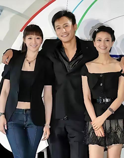 你认识？这三位帅哥和美女们吗？特别是中间细溜大个，笑容满满那位，他是谁？