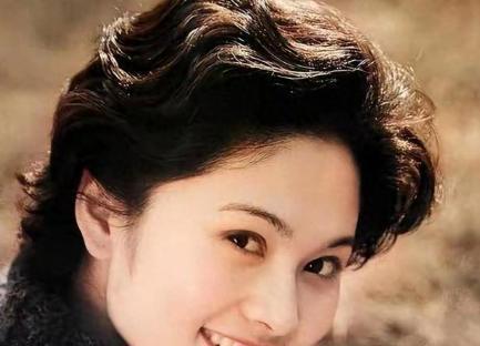 三十年前，她是张震中将的儿媳，风光无限，三十年后，68岁的她独居北京，全心照顾9