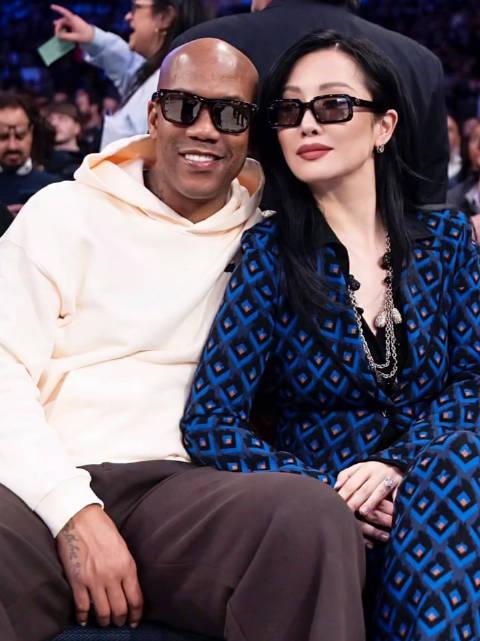 马布里晒与女友观战尼克斯视频，称爱是呼吸的空气马布里更新ins晒出与女友现场观