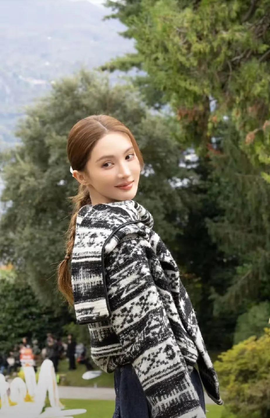 金晨这是要带着“意”式风情美翻众人啦！出发意大利前，她在林间随手一拍，就成时尚大