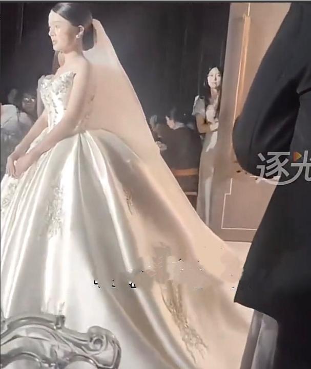 近日，河南商丘的侯女士要做新娘了，婚礼举行的当天，侯女士表姐发现了两个陌生的大妈