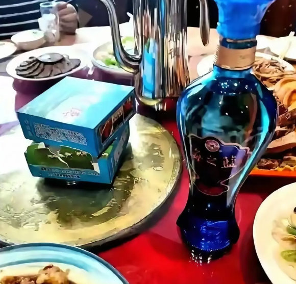 老家亲戚娶媳妇办喜宴，用的海之蓝，吃饭的时候，听见有人说酒便宜了，起码得上二三百
