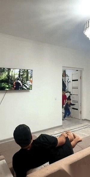 钥匙插进锁孔，轻轻一转。就这一下，客厅里那个一米八的男人，像触了电一样从沙发上