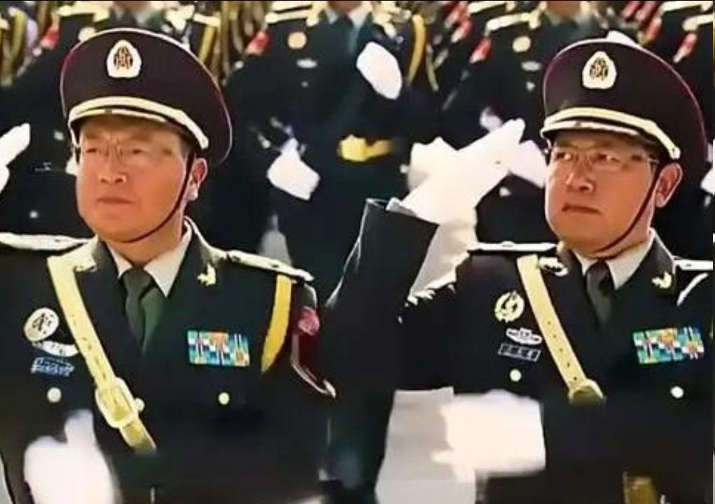 大家是否注意到了？本次阅兵分列式的徒步方队，跟前一次大阅兵有一个明显的不同：每个