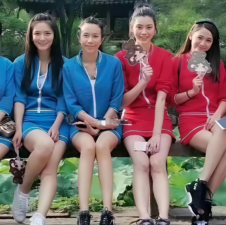 莫文蔚的腿真不是开玩笑的，连超模奚梦瑶坐在她旁边都被比下去了！