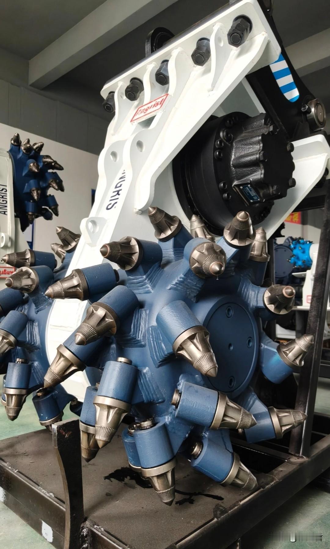 这种旋转式挖掘机的大齿，竟然是通过焊接的方式来定位角度，从观赏角度来说，这种肉眼