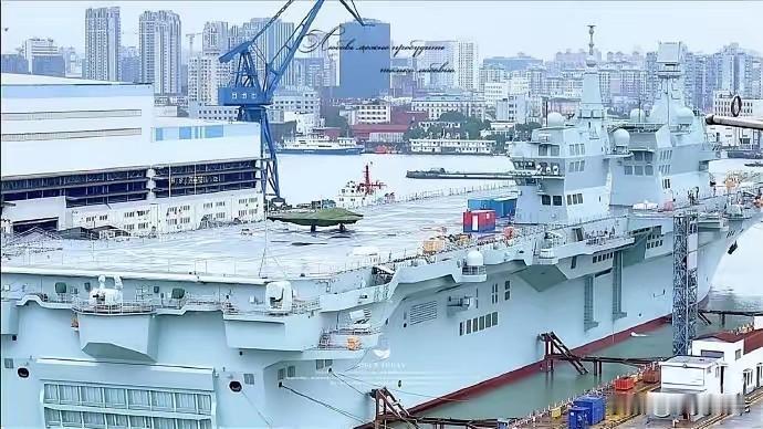 实锤，076型两栖攻击舰是全球首款无人机专用航母。最新的照片曝光，甲板上那根电磁
