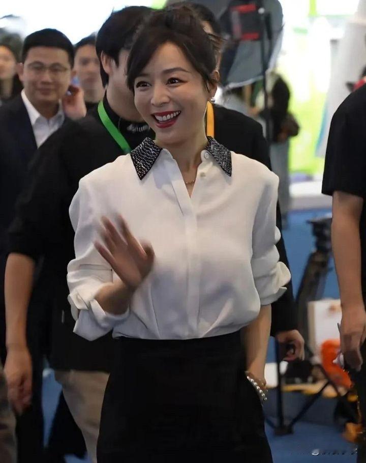 45岁张静初状态好真实，长期吃素气色差。张静初身穿白色衬衫搭配黑色长裙，风格干练