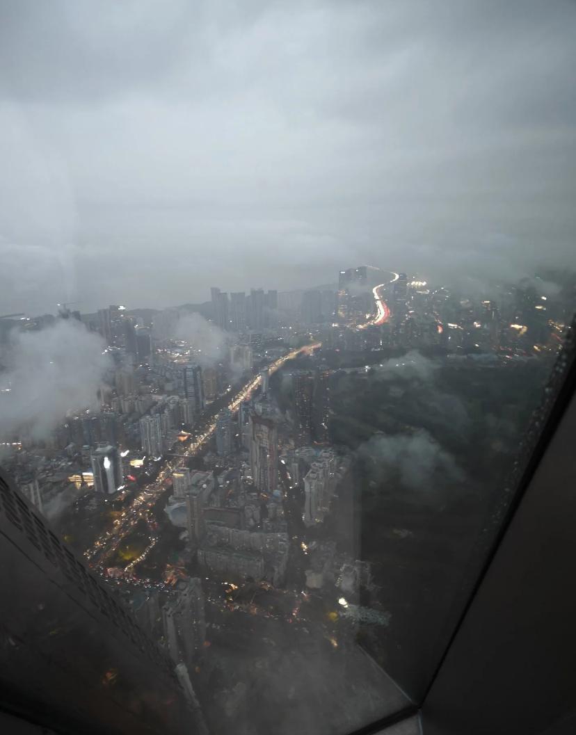 大家拍到的深圳第一高楼的样子，599米，云遮半城，塔立云端。电梯10m/s，最高