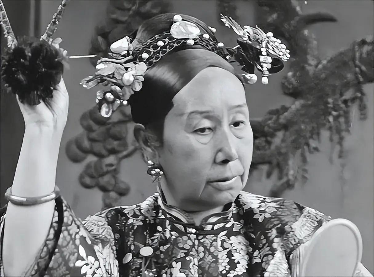 1894年，御膳房总管王师傅面如死灰，浑身颤抖地跪在慈禧太后面前，因为他刚发现，