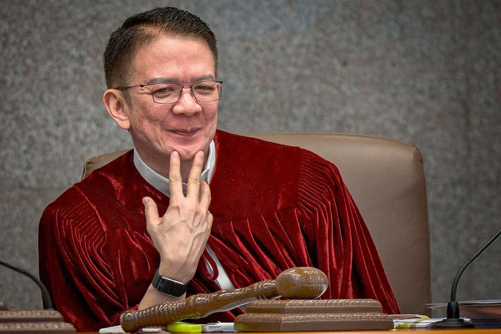 小马科斯彻底坐不住了！主持弹劾审判的埃斯库德罗放话：法庭只认法律和证据，谁来闹都